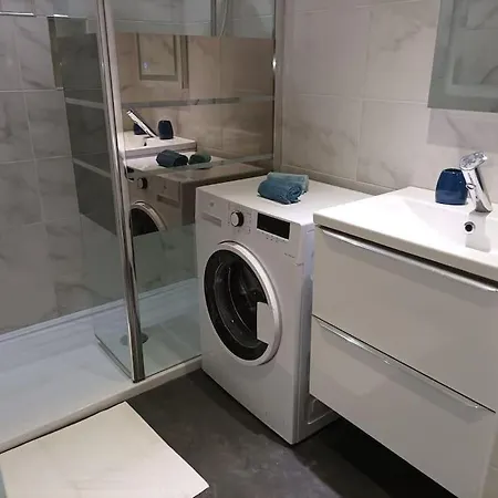 Emplacement De Premier Ordre En Bas Des Plages Et Des Commerces *